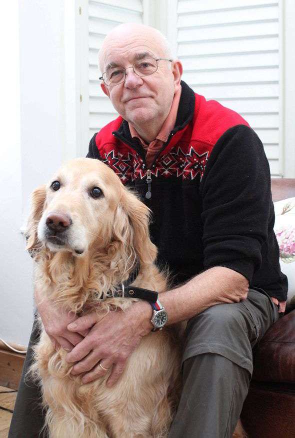 瀕死の“親友”猫を犬が救う！茂みの前で吠え続け飼い主に助けを求める