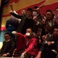 【衝撃】東京都・世田谷区の成人式に暴走族が乗り込む→壇上に上がって大暴れ - NAVER まとめ