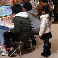 【衝撃】大きなお友達が子供用ゲームを占領！？アイカツをプレイする”アイカツおじさん”がヤバすぎる件 - NAVER まとめ