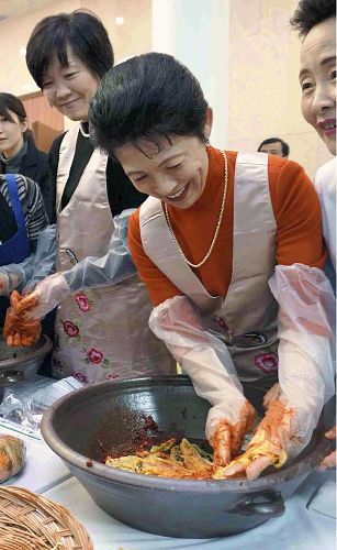 首相夫人らキムチ作り「主人に食べさせたい」 : 社会 : YOMIURI ONLINE（読売新聞）