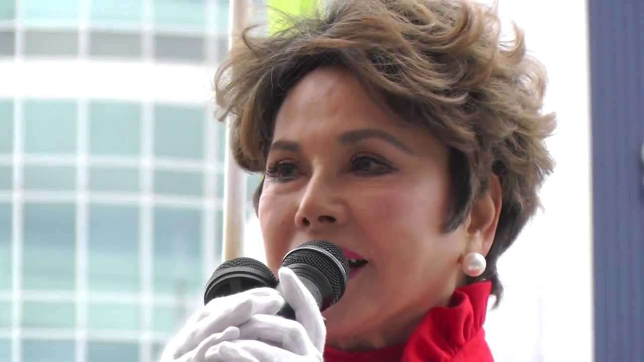 デヴィ夫人 田母神としお 都知事候補応援演説 新宿西口 平成26年1月30日(木) - YouTube