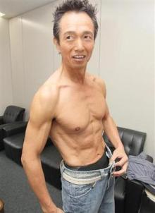 玉木宏、ベッドに寝そべりセクシーボディを披露