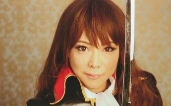 お笑い芸人・椿鬼奴さんが弓道着で矢を放つ瞬間、めっちゃ美しい…