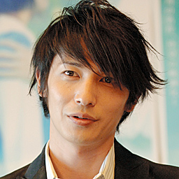 玉木宏、ベッドに寝そべりセクシーボディを披露