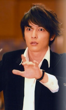 玉木宏、ベッドに寝そべりセクシーボディを披露