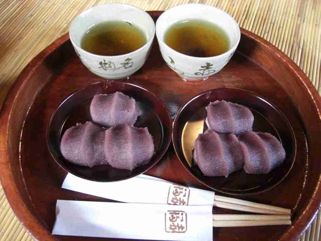 普段は食べないけど、たまに食べてみたいお菓子は？ 「たまごボーロ」「スニッカーズ」