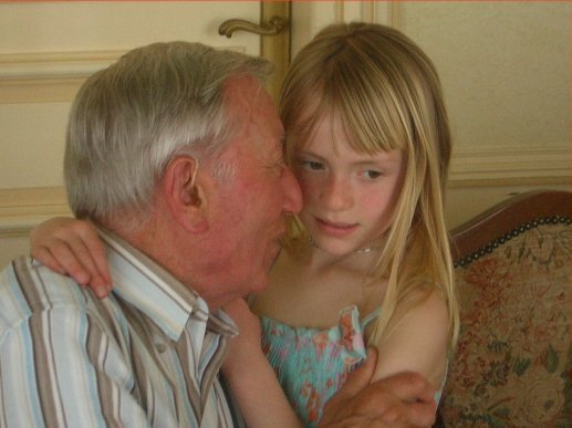 裁判所も認めた60歳のおじさんと11歳美少女のカップルのラブラブ画像…