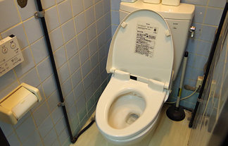 【怖い】トイレで用を足したら便器が爆発　原因はトイレが汚かったから : はちま起稿