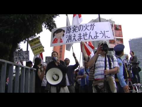 在特会と笑点のテーマ - 6.22首相官邸前抗議 - YouTube