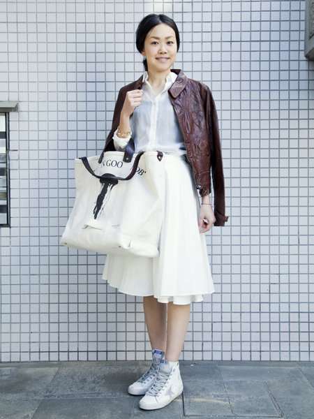【ELLE】白スニーカー＋ビッグトートが新鮮｜エル・オンライン