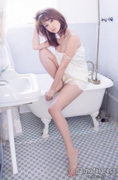 沢尻エリカ、“極上ボディ”解禁！美バストを覗かせたセクシーショットを披露