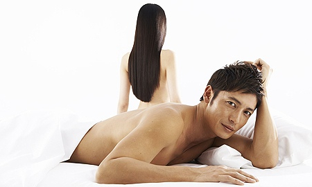 玉木宏、ベッドに寝そべりセクシーボディを披露