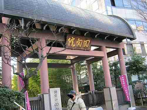東京別視点ガイド : ねずみ小僧の墓を削ろう「回向院」【両国】