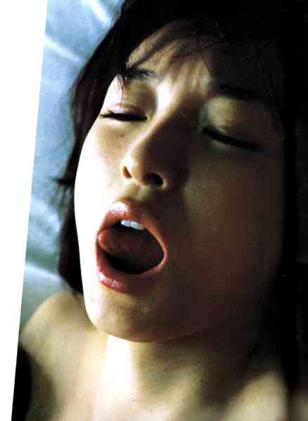 加護亜依(25)「スクール水着みたい」な水着姿を公開する