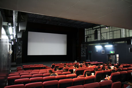 「映画館に行かない理由」を簡潔に表した文が正論過ぎると話題ww