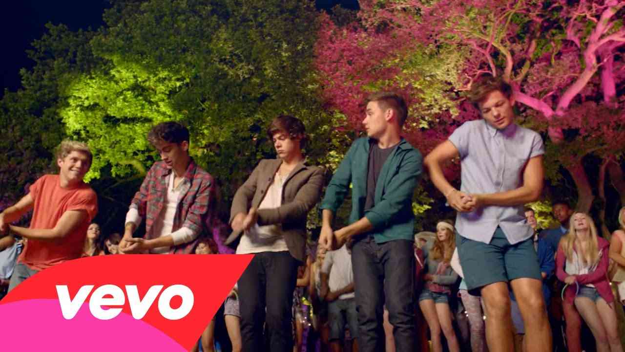 One Direction - Live While We're Young - YouTube