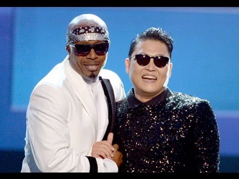 PSYとMCハマーのコラボにアメリカの観客が熱狂！ [1080p] - YouTube