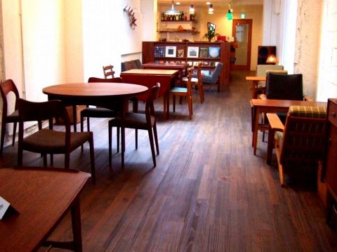 カフェに一人で入ったことがある人いますか？