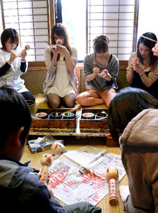 こけし女子、じわり増殖中　素朴な愛らしさに安らぐ