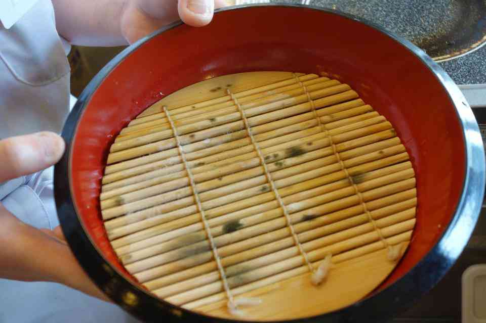 丸亀製麺でざるうどんの竹すだれ部分の裏側がカビだらけだったことが発覚！