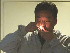 AKB総支配人の脱法ハーブ吸引現場を激写！ | スクープ速報 - 週刊文春WEB