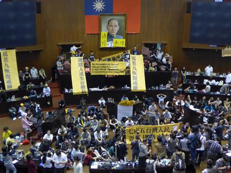 「中台協定」反対の学生らが議場占拠　台湾　「産業切り捨てにつながる」 - MSN産経ニュース
