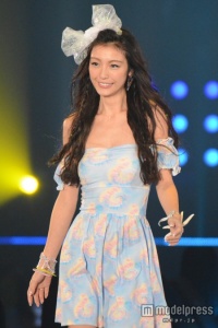 木下優樹菜、美しいデコルテラインに3万人がうっとり - モデルプレス