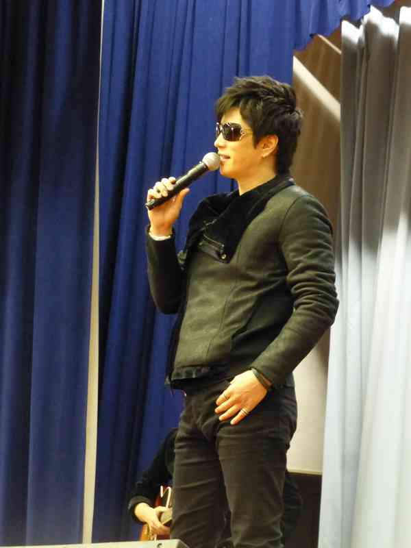 GACKT、約束を果たすため、風のように現れ風のように去る…徳島県の中学校卒業式でゲリラライブ