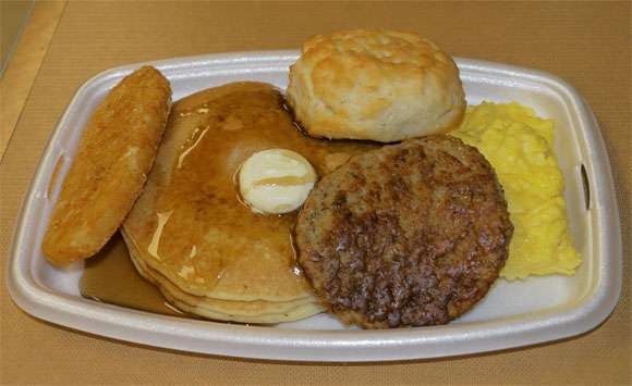 マクドナルドの“朝食プレート”上陸、フォークとナイフでゆっくり楽しむ