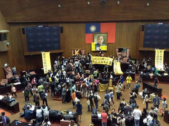 【拡散】台湾が中国へ吸収か？法案に反対する学生が議場を占拠