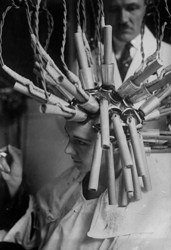 いけないものを見てしまったかも…美容ツールを使う戦前の女性たちの写真14枚