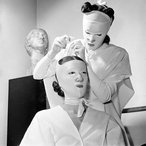 いけないものを見てしまったかも…美容ツールを使う戦前の女性たちの写真14枚