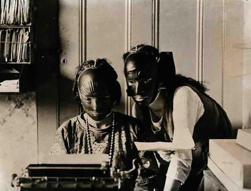 いけないものを見てしまったかも…美容ツールを使う戦前の女性たちの写真14枚