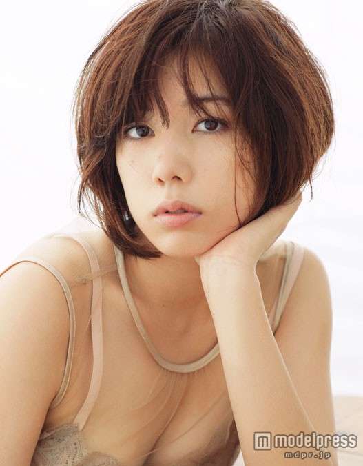 仲里依紗、『メルセデス・ベンツ　ファッション・ウィーク東京』でヒザ上15cmワンピースで美脚を披露
