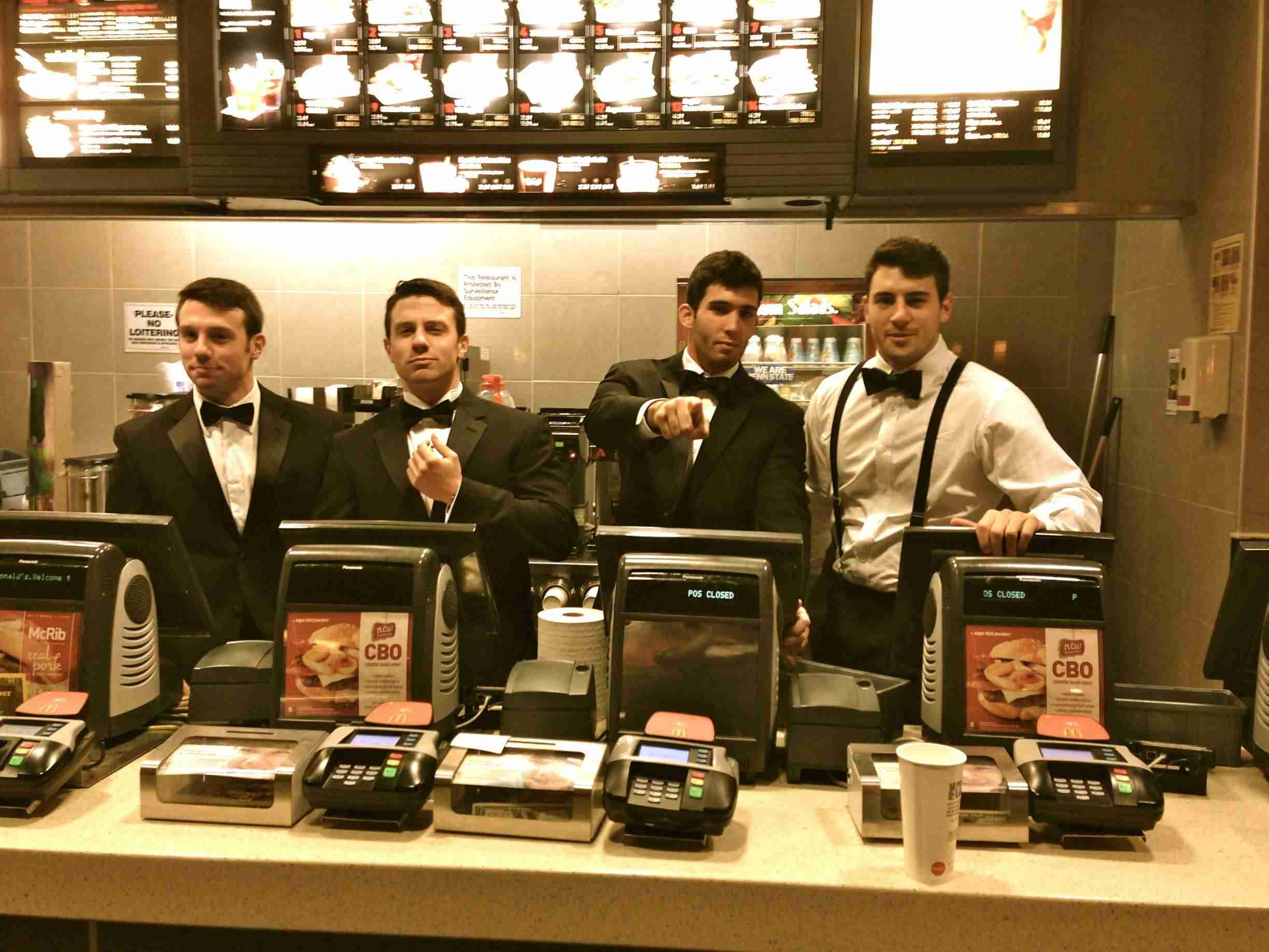 マクドナルドの“朝食プレート”上陸、フォークとナイフでゆっくり楽しむ