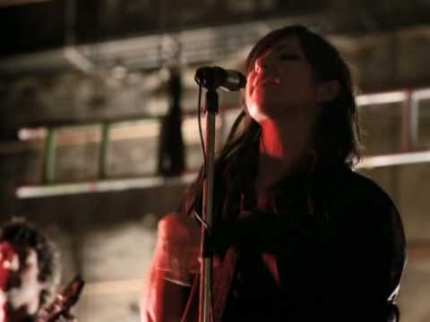 KT Tunstall - Suddenly I See - YouTube
