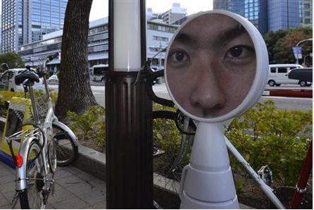 【神戸】放置自転車対策に「目力看板」を設置 → 「怖い」「子どもが泣く」など苦情も…。