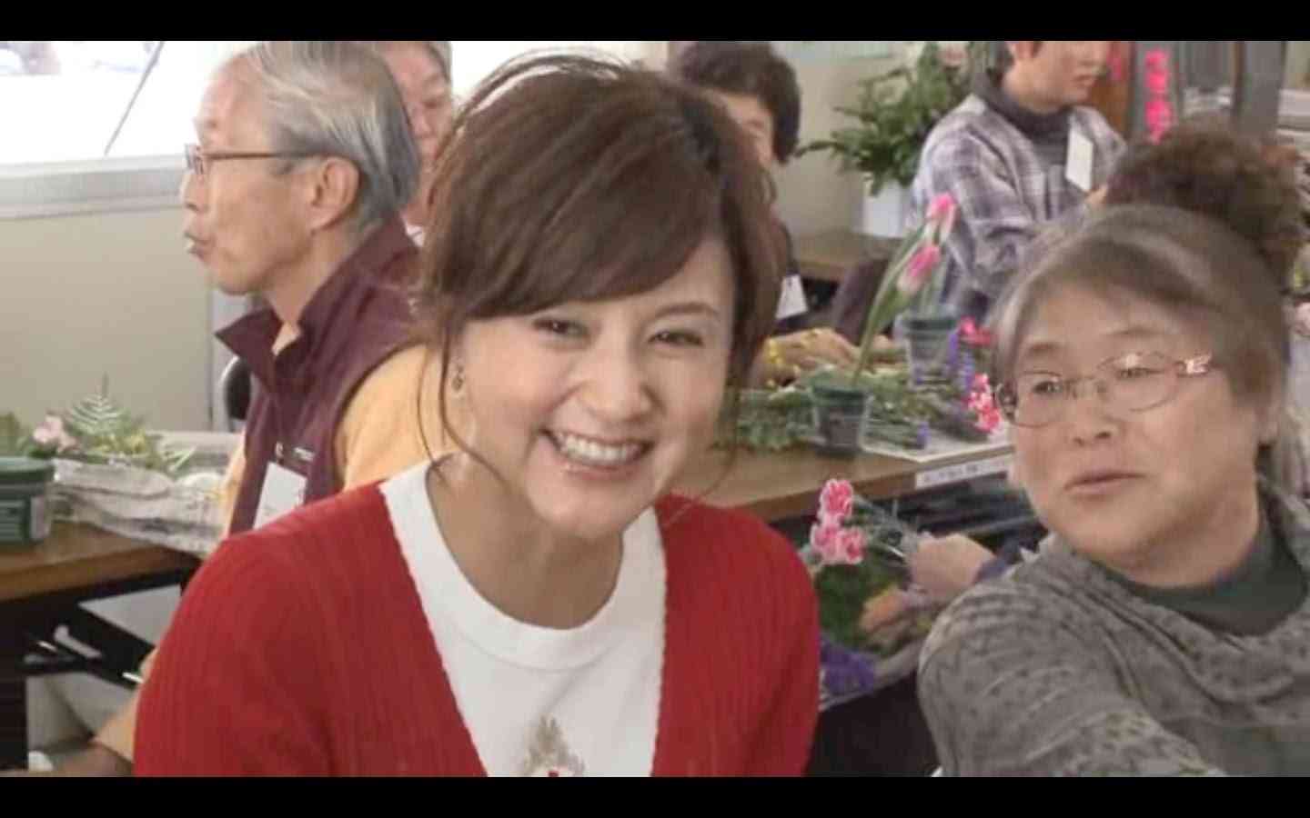 日赤近衞忠煇社長、藤原紀香さん被災地訪問 - YouTube
