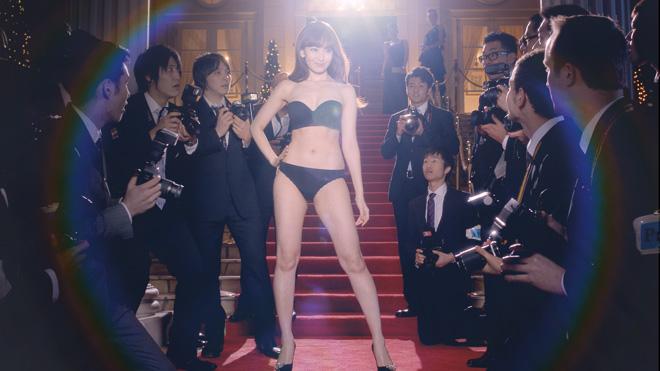 AKB48小嶋陽菜がキュートなお姫様に！ 豪華ドレスで“困り顔”披露