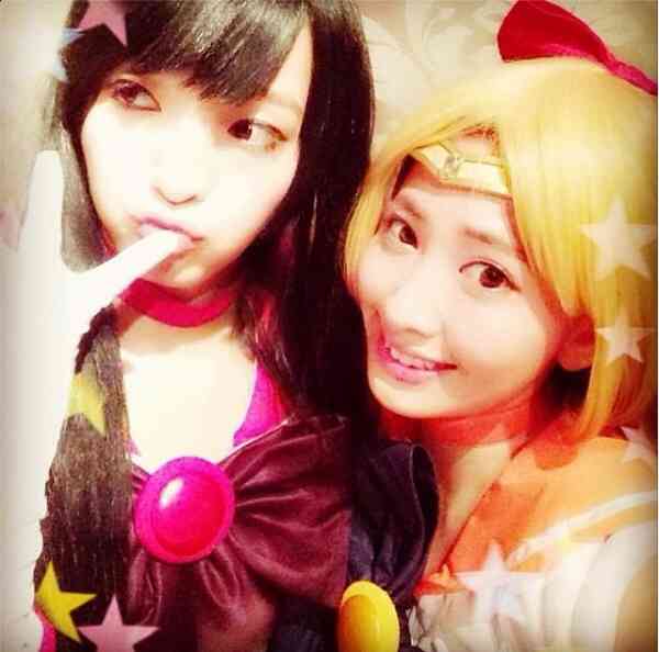 小嶋陽菜と佐藤かよが“セーラー戦士”のコスプレを披露