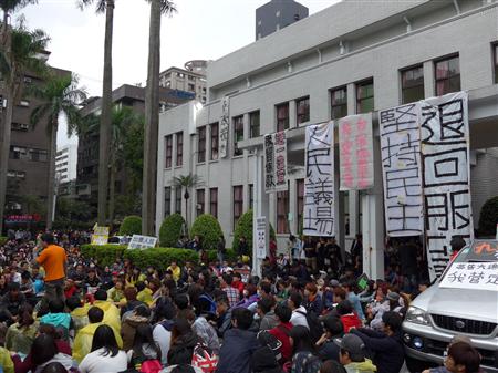 台湾、国会占拠を継続　学生ら政権に回答要求 - MSN産経ニュース