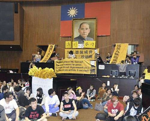 台湾立法院、学生が占拠…中台貿易協定に反対 : 国際 : YOMIURI ONLINE（読売新聞）