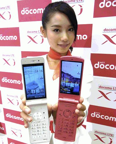 ガラケーがまだまだ人気…サラリーマン男性「1年間スマホを使ったが、電池はもたないし通話もしづらく、仕事で使いにくい」