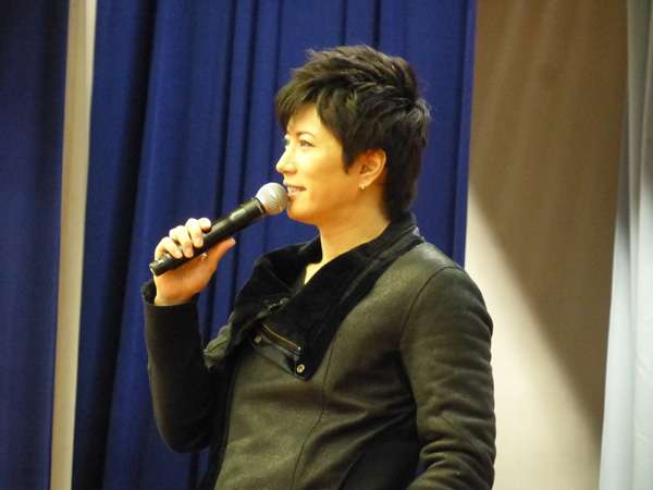 GACKT、約束を果たすため、風のように現れ風のように去る…徳島県の中学校卒業式でゲリラライブ