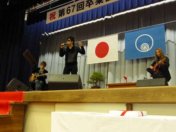 GACKT、約束を果たすため、風のように現れ風のように去る…徳島県の中学校卒業式でゲリラライブ