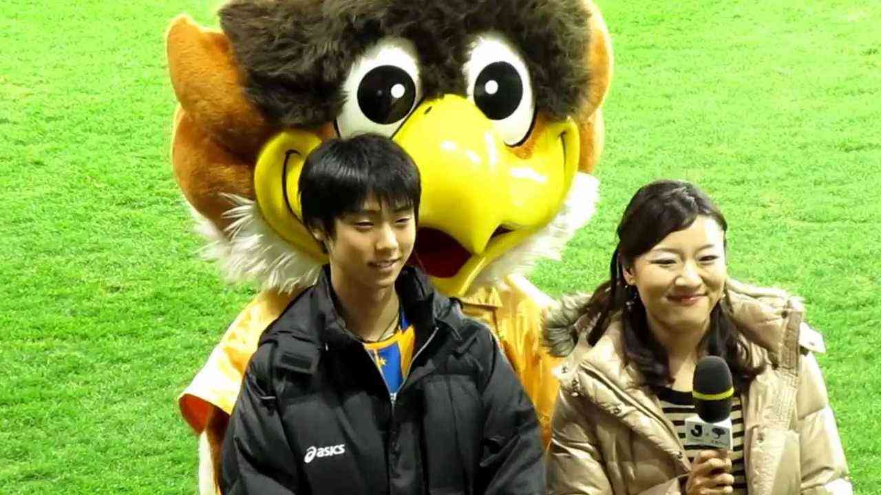 ベガッ太さんに愛でられる羽生結弦くん　2010年 ジュビロ磐田戦 - YouTube