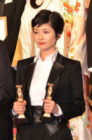 真木よう子　３５年ぶりダブル受賞　うっすら目も潤む （スポニチアネックス） - Yahoo!ニュース