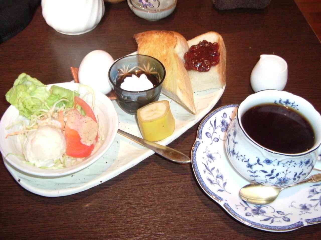 マクドナルドの“朝食プレート”上陸、フォークとナイフでゆっくり楽しむ