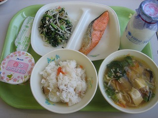 和食と合わないので試験的に学校給食の牛乳中止へ　カルシウム不足懸念の声も　新潟・三条市