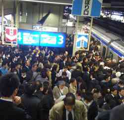 ベビーカー優先場所を示す「マーク」発表　折り畳まなくてもOK